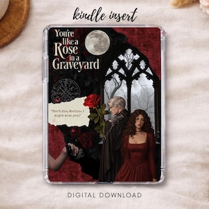 Op de afbeelding: Kindle-inzet met een gotisch ontwerp. De cover toont de tekst "You're like a Rose in a Graveyard" met een volle maan en een rode roos. De afbeelding bevat twee figuren en de woorden "DIGITAL DOWNLOAD".