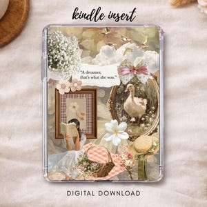 Può includere: Un inserto trasparente per Kindle con un collage di immagini in stile vintage, tra cui un'oca in una cornice dorata ornata, una persona che legge un libro, un cestino da picnic, un cappello di paglia e fiori bianchi. Il testo recita A dreamer, that's what she was.
