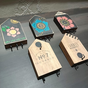 Mini Portachiavi da Parete a forma di casetta in Legno di Recupero – Porta chiavi da appendere in pino grezzo decorato a mano