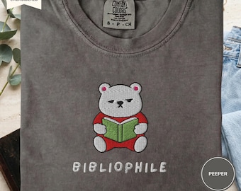 Bibliofiele beer geborduurd T-shirt, leesboek dierenshirt, comfortkleuren 1717, gezellig literair cadeau, shirt schattig boekenliefhebber