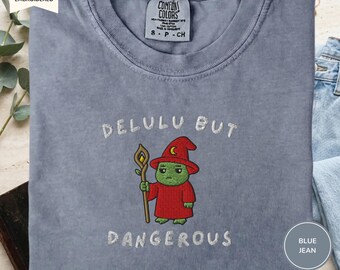 Shirt Delulu But Dangerous Wizard Frog geborduurd, grappige kikker T-shirt, T-shirt comfortkleuren 1717, shirt fantasiekikker