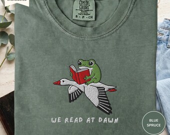 Shirt geborduurd We Read At Dawn, T-shirt lezing kikker en gans, comfortkleuren 1717 T-shirt, cadeau boekenliefhebber