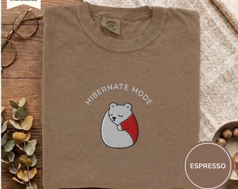 Camiseta Comfort Colors com Urso Bordado em Modo Hibernação