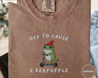 Off To Cause A Kerfuffle Shirt geborduurd, grappige kikker T-shirt, Comfort Colors 1717 T-shirt, Frog Meme Shirt