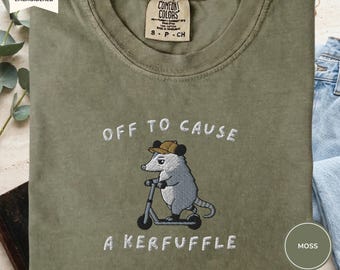 Off To Cause A Kerfuffle geborduurd T-shirt, opossum op scooter-T-shirt, shirt grappige dieren, comfortkleuren 1717, chaoscadeau