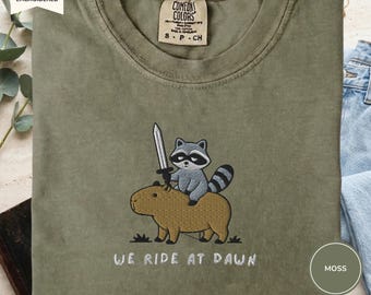 Shirt geborduurd We Ride At Dawn, T-shirt wasbeer en capibara, T-shirt comfortkleuren 1717, shirt grappig avontuurdier