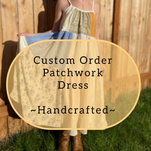 Può includere: Un abito patchwork su ordinazione con corpetto color crema e gonna fluida. L'abito presenta un mix di tessuti nelle tonalità del blu, giallo e verde. Il testo "Custom Order Patchwork Dress ~Handcrafted~" è visualizzato sull'abito.