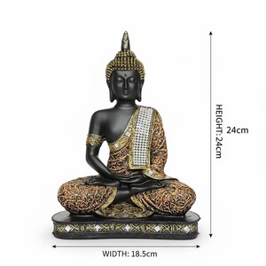 K&ouml;nnte beinhalten: Eine schwarze Buddha-Statue in sitzender Meditationshaltung. Die Statue hat eine goldfarbene Kopfbedeckung und Akzente, mit einem gemusterten Gewand in Braun-, Gold- und Wei&szlig;t&ouml;nen. Der Sockel ist schwarz mit goldenen und wei&szlig;en Dekorelementen. H&ouml;he 24 cm, Breite 18,5 cm.