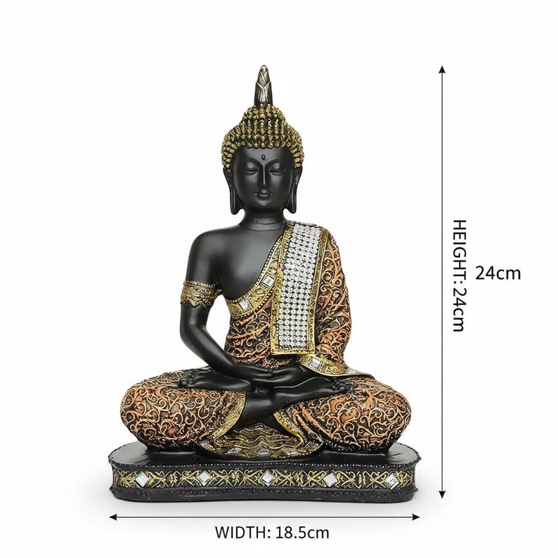K&ouml;nnte beinhalten: Eine schwarze Buddha-Statue in sitzender Meditationshaltung. Die Statue hat eine goldfarbene Kopfbedeckung und Akzente, mit einem gemusterten Gewand in Braun-, Gold- und Wei&szlig;t&ouml;nen. Der Sockel ist schwarz mit goldenen und wei&szlig;en Dekorelementen. H&ouml;he 24 cm, Breite 18,5 cm.