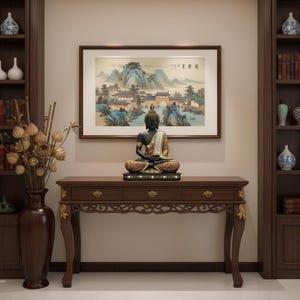 K&ouml;nnte beinhalten: Eine dunkelbraune Holzkonsolentisch mit drei Schubladen und goldenen Verzierungen. Eine sitzende Buddha-Statue steht auf dem Tisch, unter einem gerahmten Landschaftsbild. Dekorative Vasen und Regale befinden sich auf beiden Seiten.