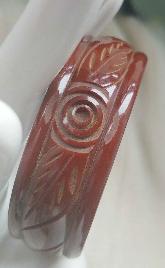 Red Brown Carved Bakelite Catalin /Bangle/ Bracele