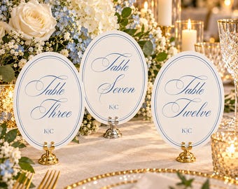 Ovale Tischnummer im Stil des alten Geldes, elegante moderne Empfangsdekoration in Staubblau, schlichte minimalistische Tischkarte für die Hochzeit
