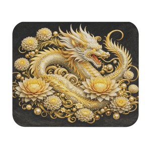 Puede incluir: Un mousepad decorativo con una ilustración detallada de un dragón dorado con cuerpo blanco, rodeado de flores y perlas doradas, sobre un fondo negro. El dragón está intrincadamente diseñado con escamas y una expresión feroz.