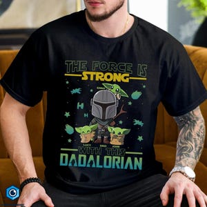 The Force Is Strong With This Dadalorian Shirt, Mandalorian Dad Shirt, StarWars Father Day T-Shirt, May The Force Be With Papa Shirt Bild 1