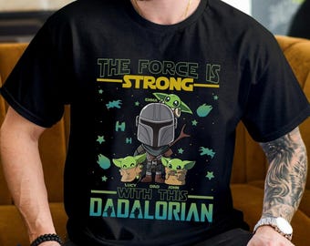 La Fuerza es fuerte con esta camiseta de Dadalorian, camiseta de papá mandaloriano, camiseta de Star Wars para el Día del Padre, camiseta "Que la Fuerza esté con papá"