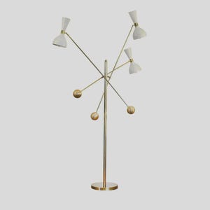 Könnte beinhalten: Ein Mid-Century-Modern-Stehleuchte mit goldfarbenem Sockel und Akzenten. Die Lampe verfügt über vier weiße, kegelförmige Schirme und drei goldene Kugeln. Die Arme der Lampe erstrecken sich in verschiedene Richtungen und schaffen ein einzigartiges Design.