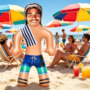 Könnte beinhalten: Ein aufblasbares Strandspielzeug in Form einer Person mit lächelndem Gesicht, blauen Badeshorts und Sonnenbrille. Das Spielzeug hat ein gestreiftes Handtuch und schwarze Bänder um die Knöchel. Im Hintergrund eine Strandszene mit bunten Sonnenschirmen und Menschen.