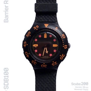 以下が含まれることがあります： 黒いSwatch Scuba 200腕時計、黒いストラップ付き。文字盤は黒で、オレンジとピンクのアクセントがあります。時計の直径は3.8cmで、1990年製です。「Barrier Reef」と「SDB100」の文字が見えます。クォーツムーブメント。