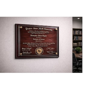 Puede incluir: Un diploma enmarcado de la Universidad Prairie View A&M, con un acabado de madera oscura y detalles dorados. El diploma es para Kristopher Daniel Taylor, Licenciado en Ciencias Políticas. El marco está montado en una pared blanca.