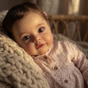 22 Zoll große, realistische Reborn-Babypuppe – handgefertigtes Mädchen aus Silikonvinyl mit 3D-Haut und handgerootetem Haar. Luxuriöse Geschenkbox mit komplettem Zubehör.