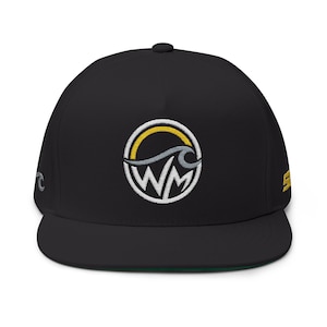 Può includere: Cappellino da baseball nero a tesa piatta con parte inferiore verde. Il cappellino presenta un logo circolare ricamato con un motivo a onda giallo e grigio e le lettere "WM" in bianco. Una piccola onda grigia è ricamata sul lato.
