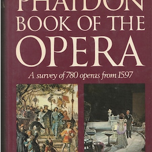 Puede incluir: Portada de libro burdeos con el título "PHAIDON BOOK OF THE OPERA" en letras blancas grandes. La portada incluye ilustraciones de escenas de ópera y el texto "A survey of 780 operas from 1597".