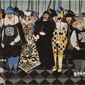 Puede incluir: Ilustración vintage de un grupo de marionetas vestidas con trajes históricos. Las marionetas, con caras pintadas, están suspendidas por hilos. Los trajes presentan patrones intrincados, incluyendo diamantes, diseños florales y cruces. El fondo es un patrón de cuadros.