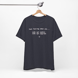 sudo apt uppdatering och uppgradering | Linux Terminal kommandorad T-shirt