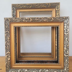 Op de afbeelding: Een rustiek houten bord met de tekst "Welcome to our home" in witte letters. Het bord heeft een verweerde afwerking, ideaal voor entree decoratie.