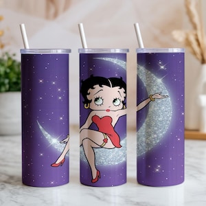 Puede incluir: Un vaso cilíndrico de color morado con una pajita blanca, que presenta un gráfico de un personaje de dibujos animados con pelo negro y vestido rojo sentado sobre una luna creciente plateada brillante contra un cielo nocturno estrellado.