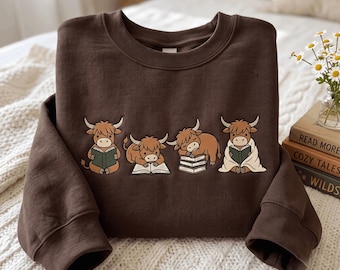 Sudadera bordada con vaca de las Tierras Altas leyendo, camiseta para amantes de los libros, vacas acogedoras de biblioteca, regalo para profesores