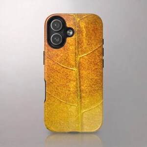 Op de afbeelding: Een rechthoekig smartphonehoesje met een hoge resolutie print van een goudgeel herfstblad. Het ontwerp toont ingewikkelde nerven over het oppervlak, met een zwarte uitsparing voor de cameramodule in de linkerbovenhoek.