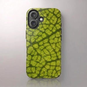 Op de afbeelding: Een rechthoekig smartphonehoesje met een hoge resolutie macro-print van een felgroen blad met zichtbare nerven en celstructuur. Het hoesje bevat een zwarte cameramodule met twee lenzen en een flitser, plus een cirkelvormige magnetische ring.