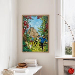 Może przedstawiać: Oprawiony wydruk przedstawiający kolorową ilustrację sceny z dżungli z piramidą w tle. Trzy postacie i biały pies biegną przez dżunglę. Grafika jest oprawiona w jasnobrązową drewnianą ramę.