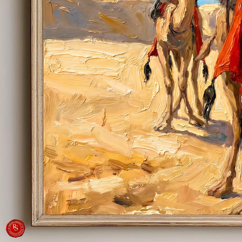 以下が含まれることがあります： ラクダと人物を描いた砂漠の風景の油絵。このアートワークは、黄色、オレンジ、茶色の暖色系の色調で、赤と黒のアクセントが特徴です。絵画は明るい色の木製フレームに額装されています。