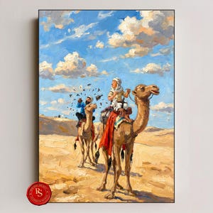 Könnte beinhalten: Ein Ölgemälde zeigt drei Figuren auf Kamelen in einer Wüstenlandschaft unter einem blauen Himmel mit Wolken. Die Figuren tragen traditionelle Kleidung. Eine Figur scheint Flaschen zu werfen.