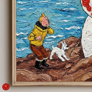 Puede incluir: Pintura al &oacute;leo de una escena con un personaje con chaqueta amarilla, pantalones marrones y botas negras, con un perro blanco en una orilla rocosa. El fondo presenta un mar azul con olas blancas. La obra est&aacute; enmarcada.