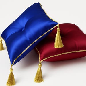 Koninklijk satijnen kussen met gouden kwastje | Evenement en decoratie | Displaykussen kweepeertiara