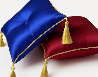 Koninklijk satijnen kussen met gouden kwastje | Evenement en decoratie | Displaykussen kweepeertiara