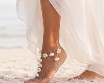 Sandali a piedi nudi con fiore bianco pendente / Gioielli per piedi da sposa / Sandali da matrimonio in spiaggia / Cavigliera boho