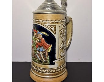 Boccale da birra vintage in peltro Ceramarte Brasile con scena di taverna tedesca da 8" Pintado A Mao