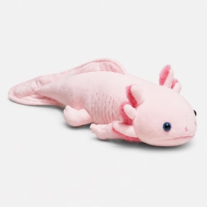 Peut inclure: Une peluche douce en forme d'axolotl, dotée d'un corps rose clair à la texture lisse. Elle présente des branchies externes proéminentes d'un rose plus soutenu, de petits membres, une longue nageoire caudale et deux yeux ronds bleu foncé.