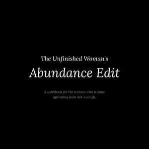 Może przedstawiać: Czarne tło z białym tekstem. Tekst brzmi "A BEAUTIFULLY UNFINISHED WORKBOOK" u góry. Poniżej napisano "The Unfinished Woman's Abundance Edit". Na dole znajduje się tekst "A workbook for the woman who is done operating from not-enough."