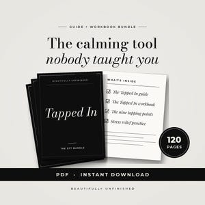 Könnte beinhalten: Ein Leitfaden- und Arbeitsbuch-Set mit dem Titel Tapped In, bestehend aus einem schwarzen Einband mit weißem Text und einer weißen Innenseite, die den Inhalt wie Leitfaden, Arbeitsbuch, neun Klopfpunkte und Stressabbau-Übungen auflistet, 120 Seiten.