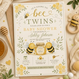 Puede incluir: Una tarjeta de invitación rectangular para baby shower con temática de abejas, patrones de panal amarillos, follaje verde y dos abejas de dibujos animados junto a un tarro de miel. El texto dice: It's going to bee twins, baby shower honoring Ashley Johnson.