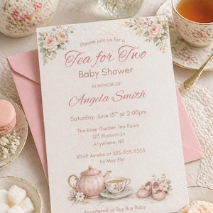 Può includere: Un invito per un baby shower con dettagli floreali e la scritta "Tea for Two". L'invito presenta un'illustrazione di teiera rosa, tazza da tè e scarpine da neonato. L'invito include il nome Angela Smith, la data, l'ora e le informazioni RSVP.