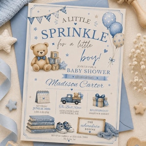 以下が含まれることがあります： 青とベージュの色合いのベビーシャワー招待状。「A Little Sprinkle for a Little Boy!」のテキストと、テディベア、ブロック、風船、トラックのイラストが特徴です。赤ちゃんをテーマにした装飾が施されています。