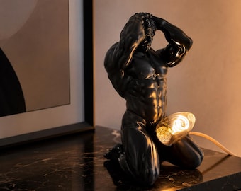 Gedurfde spier mannelijke beeldjes tafellamp, man lichaam sculptuur lamp, artistiek standbeeld licht, creatief 3D-geprint bureau decor, vrijgezellencadeau