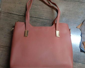 Mauve Leder Tragetasche | Minimalistische Schultertasche, goldfarbene Akzente