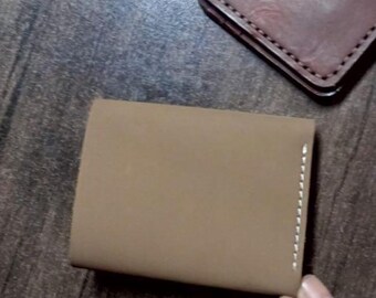 Minimalistische braune Ledergeldbörse für Männer - Handgefertigter zweifacher Kartenhalter - Geschenk für Ihn